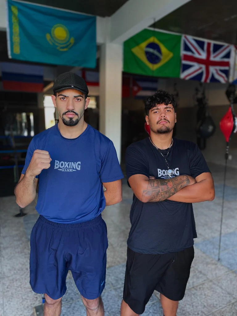 Micael Soares e Kevin Fillipe em posição de boxe na academia